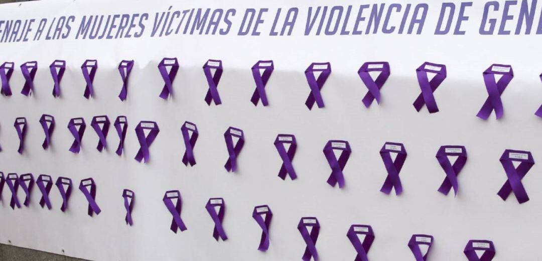 Los lazos morados recuerdan a las mujeres víctimas de la violencia de género