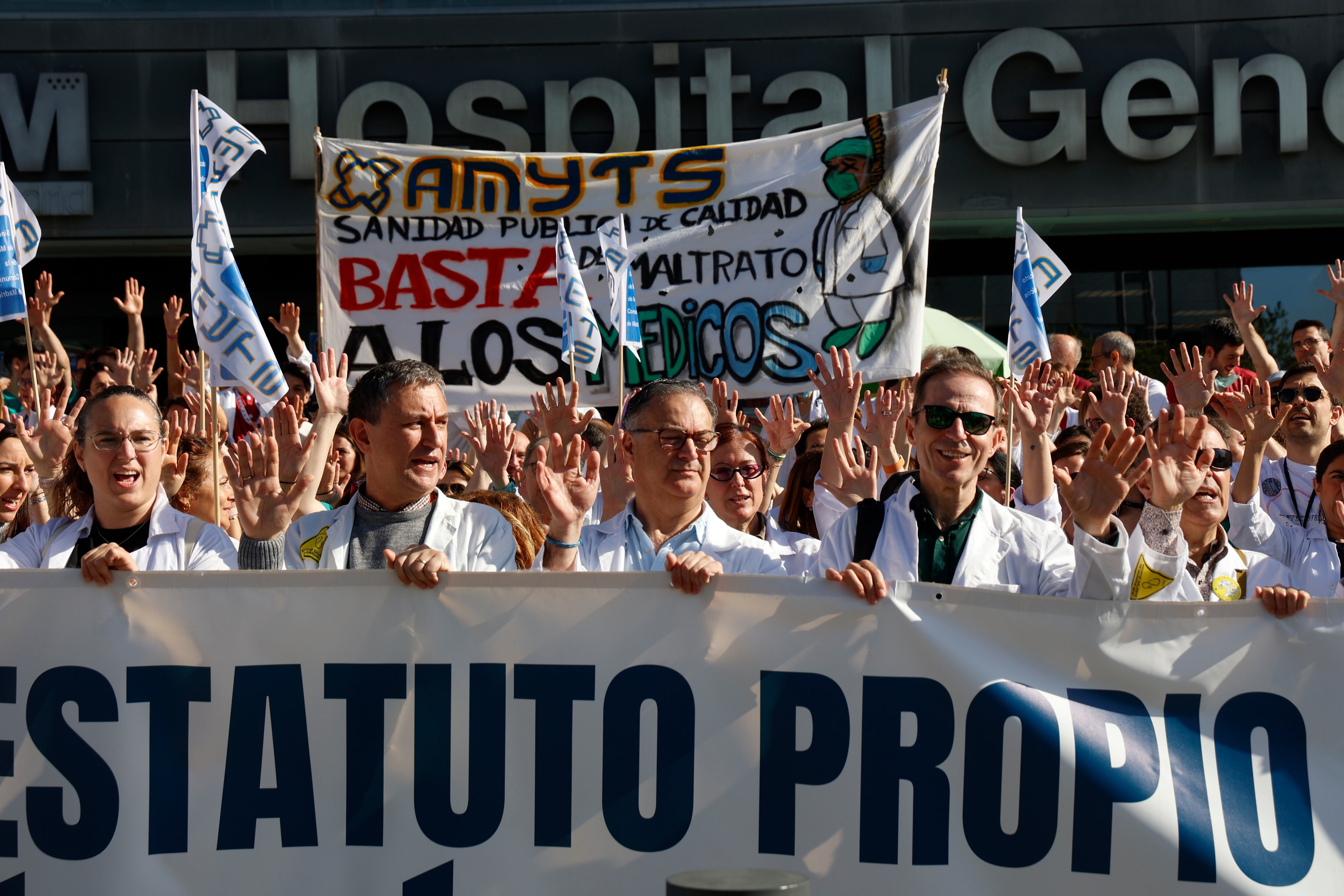 MADRID, 27/04/2026.- Los médicos se concentran este lunes, convocados por Amyts, ante el Hospital de La Paz de Madrid en la cuarta semana de huelga contra la reforma del estatuto marco que propone el Ministerio de Sanidad y que regula las condiciones laborales del personal del Sistema Nacional de Salud. EFE/ Maria Aguilella Pardo