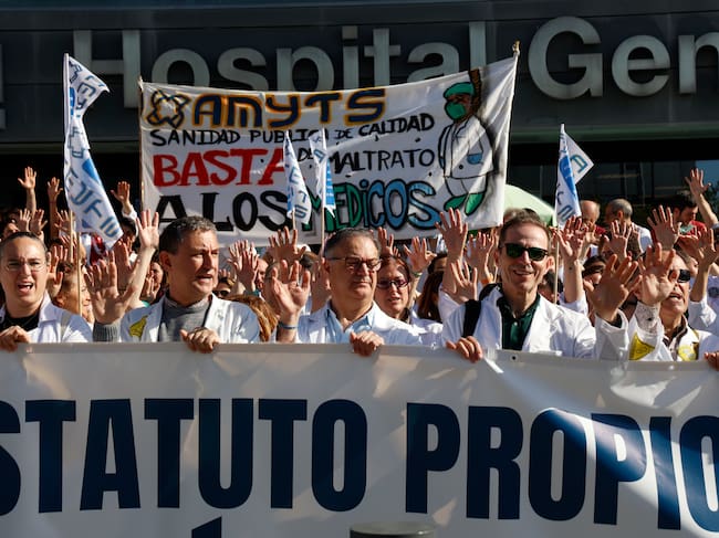 MADRID, 27/04/2026.- Los médicos se concentran este lunes, convocados por Amyts, ante el Hospital de La Paz de Madrid en la cuarta semana de huelga contra la reforma del estatuto marco que propone el Ministerio de Sanidad y que regula las condiciones laborales del personal del Sistema Nacional de Salud. EFE/ Maria Aguilella Pardo