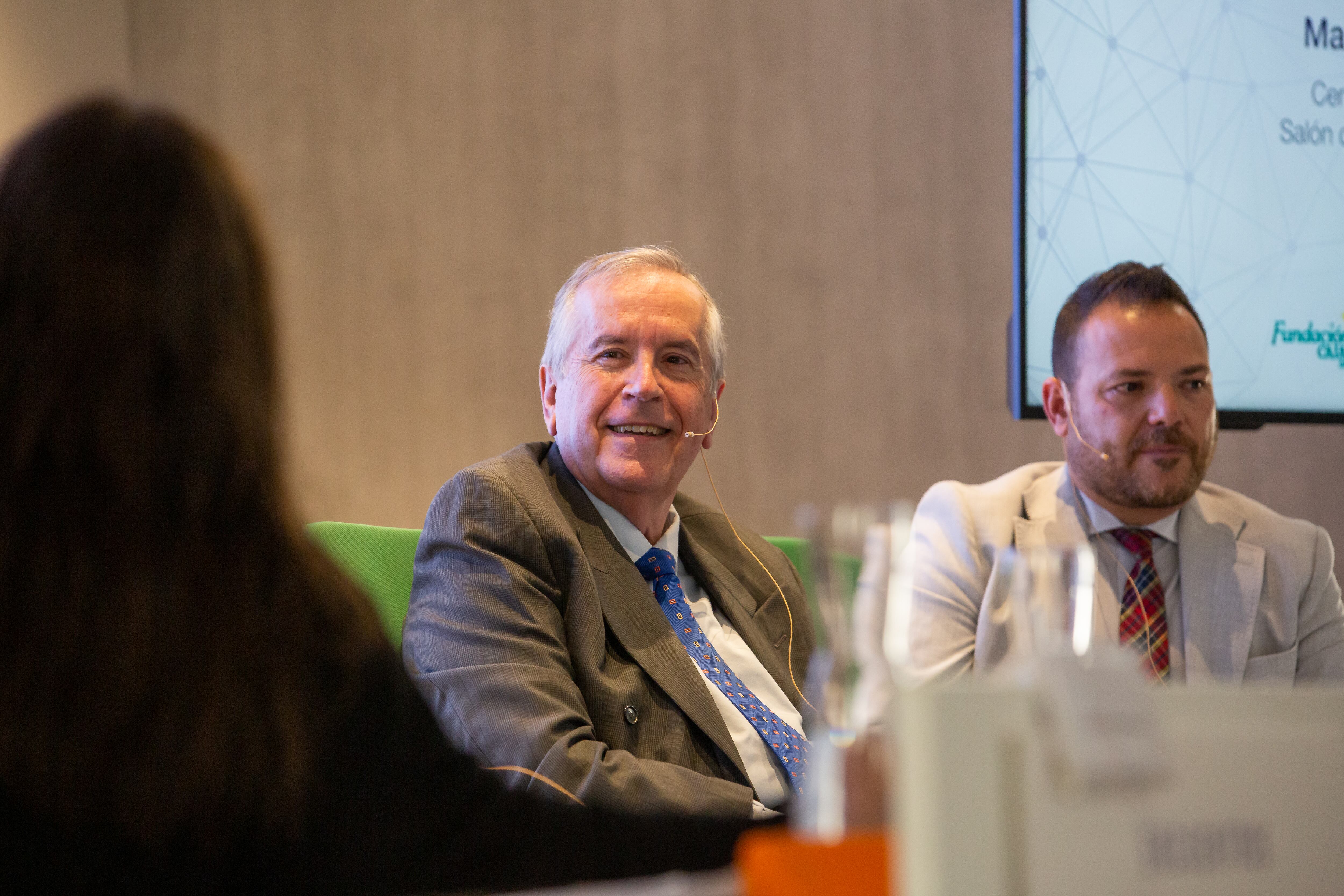 Jesús González, catedrático de la Universidad de Granada y miembro del Instituto del Agua de Andalucía con Francisco Ruiz, gerente de Sadeco