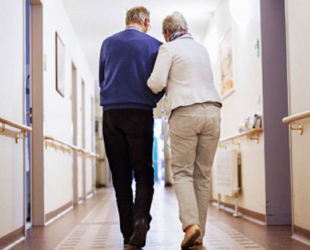 Pareja de ancianos en una residencia