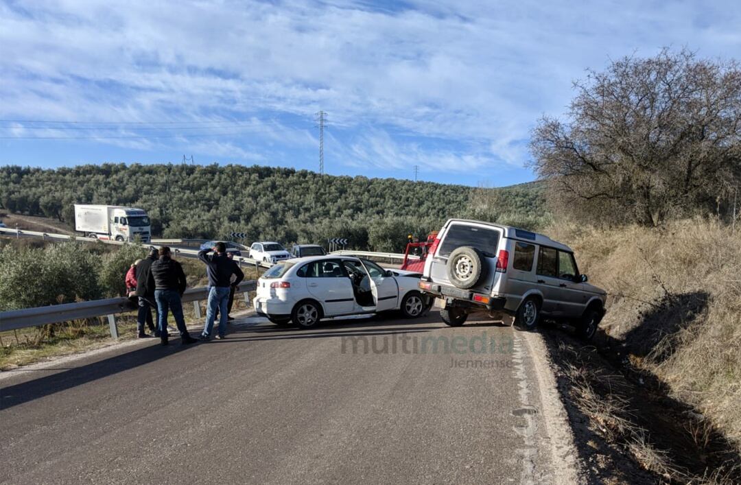 Vehículos accidentados en la carretera de acceso a Villanueva del Arzobispo