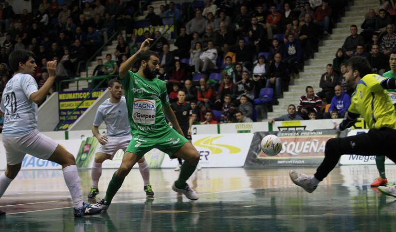 El Santiago pudo empatar en Pamplona