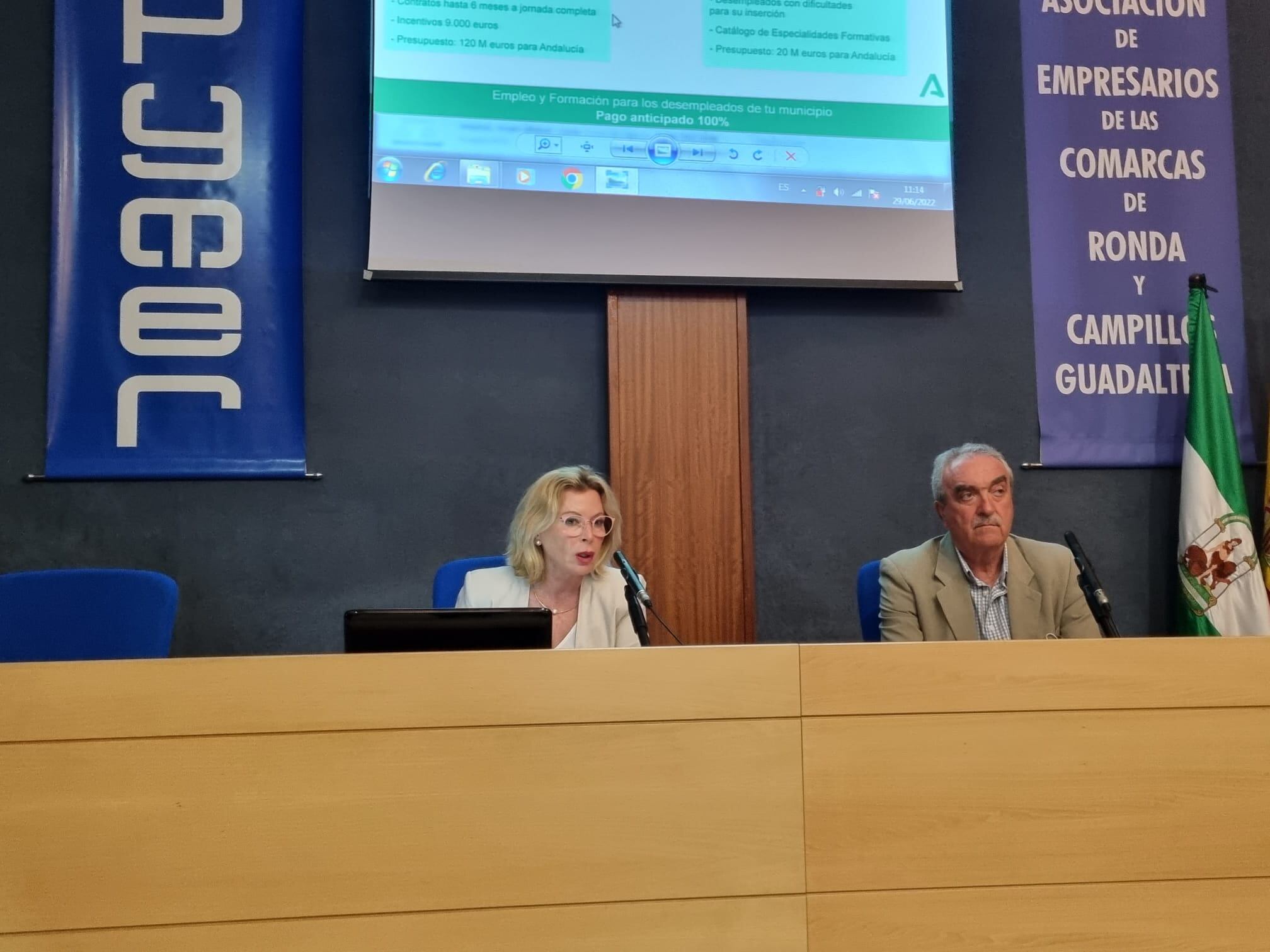 La delegada territorial de Empleo, Carmen Sánchez, ha expuesto estas ayudas ante responsables municipales de la comarca