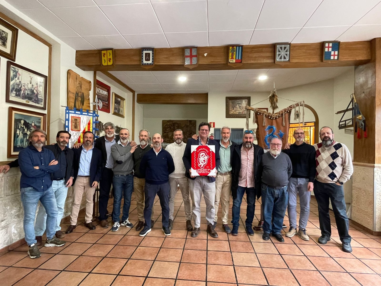 La escuadra del Mig Cristiano 2026 de la Llaganya, con el historiador Guillermo Rocafort,que recibió un cuadro en agradecimiento