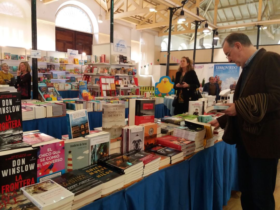 Primeros visitantes en LibrOviedo 2019, en la plaza de Trascorrales.