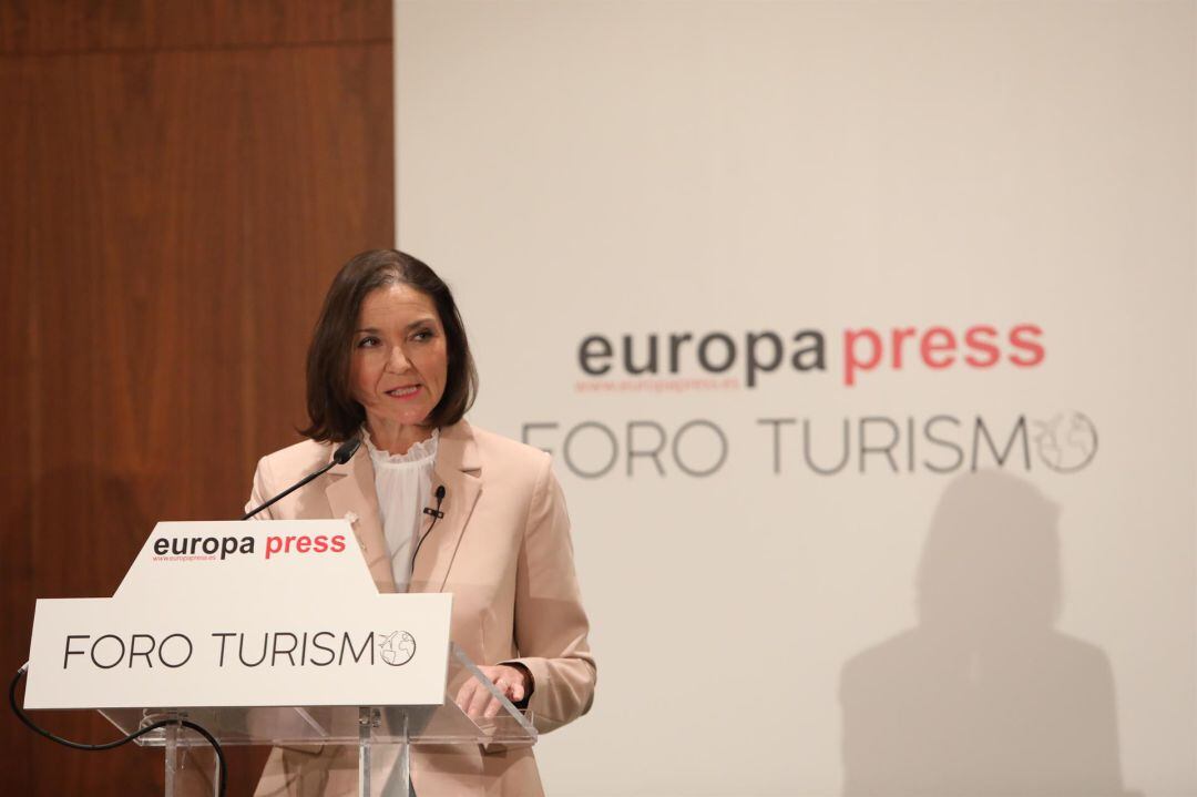 La ministra de Industria, Comercio y Turismo, Reyes Maroto, interviene en la inauguración de los nuevos Desayunos Informativos sobre Turismo por Foro Turismo de Europa Press en el Hotel Eurostars Madrid Tower, en Madrid (España), a 22 de marzo de 2021.