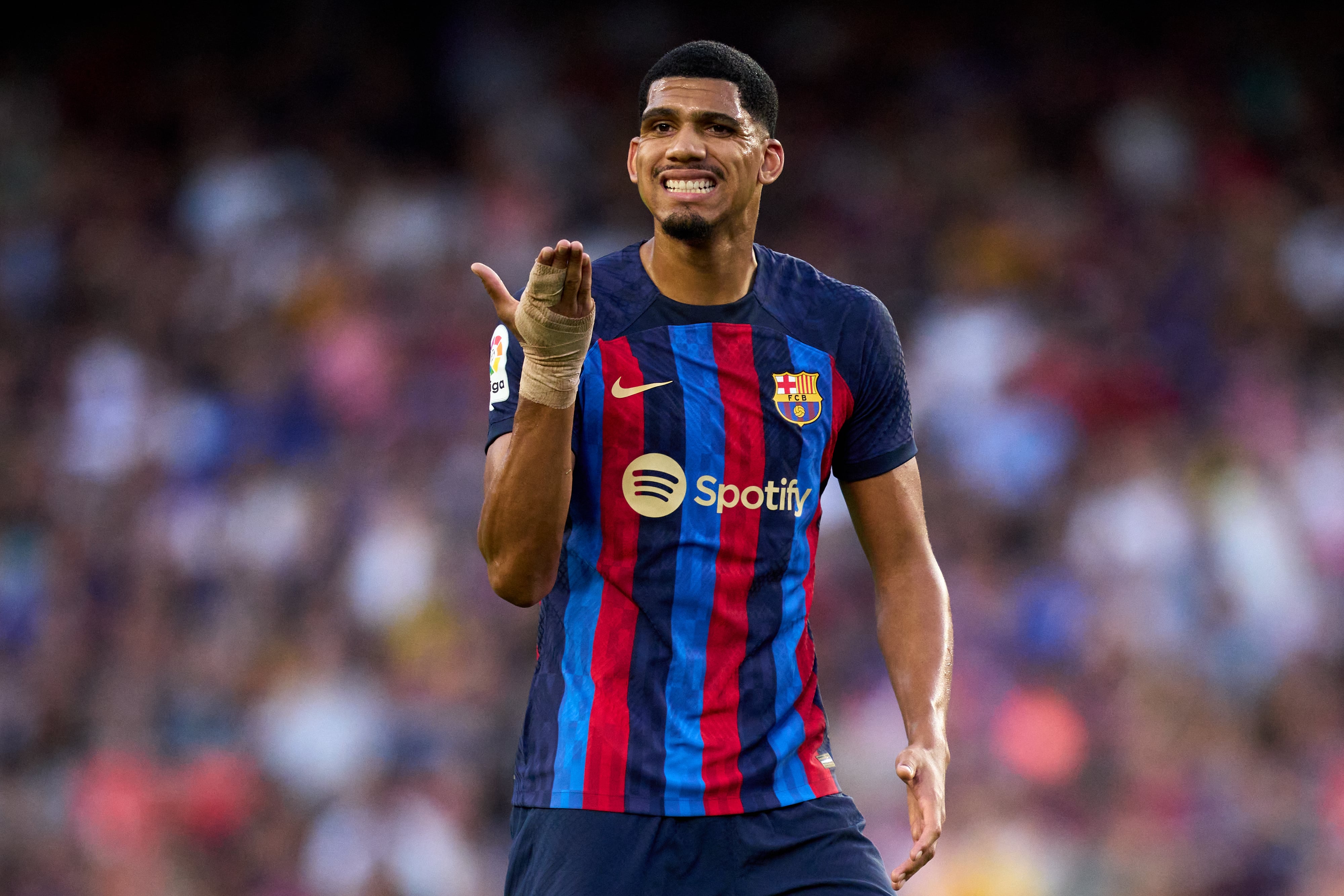 Ronald Araujo durante un partido con el FC Barcelona