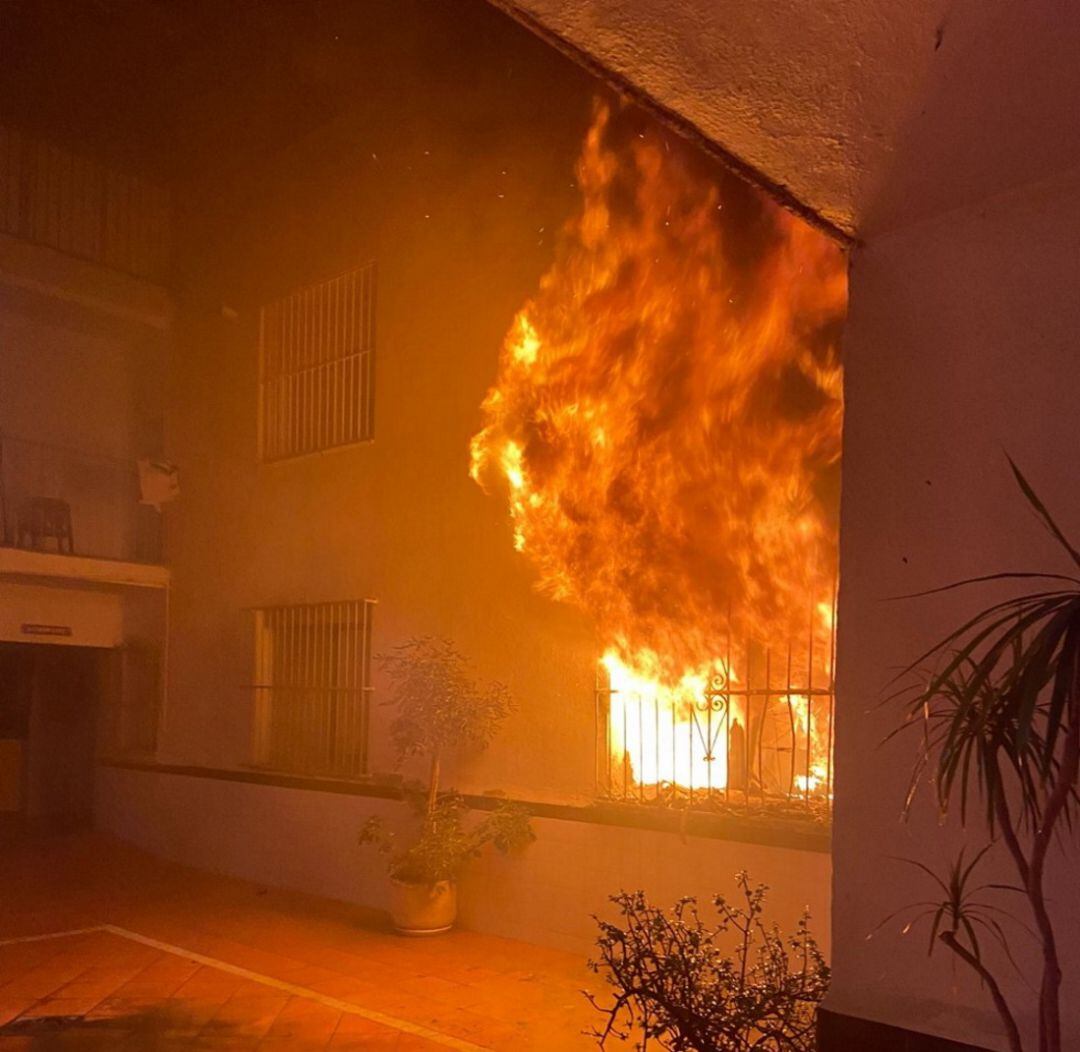 Incendio en el bajo de un edificio de la calle Poeta Sansano de Alicante que ha obligado a desalojar a 12 vecinos