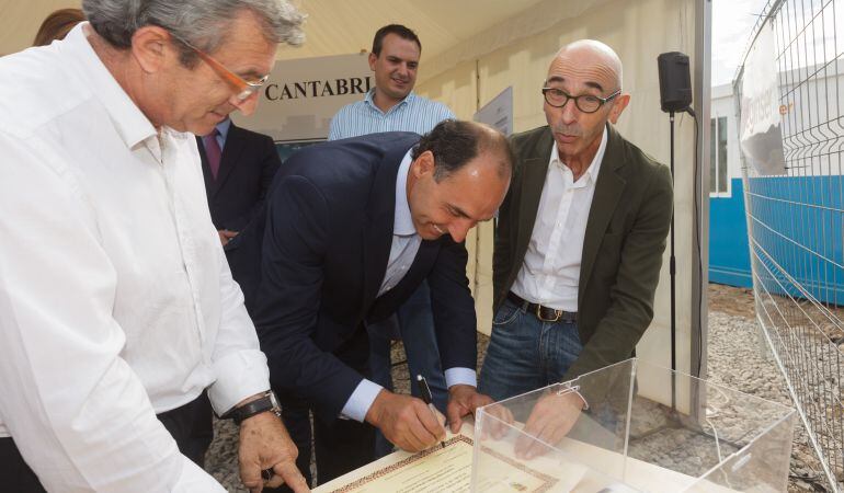 El ex alcalde de Noja, Jesús García (primero por la derecha), durante su etapa como regidor, con el ex presidente de Cantabria, Ignacio Diego.