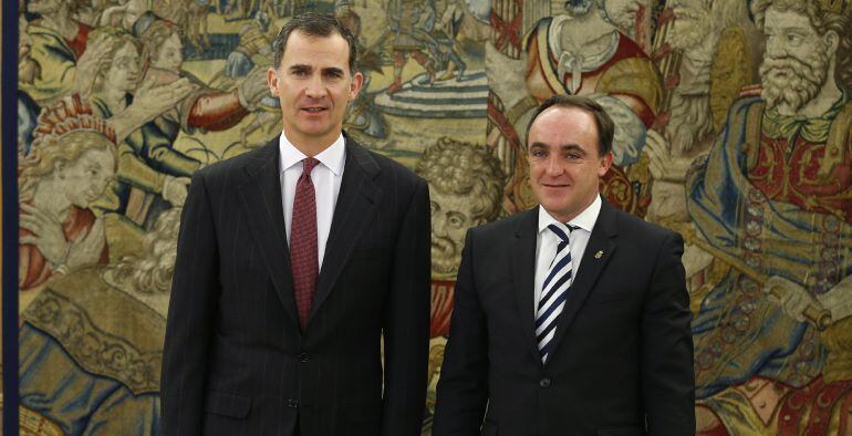 El rey Felipe V,. junto al diputado de UPN Javier Esparza (d), en su despacho del Palacio de la Zarzuela