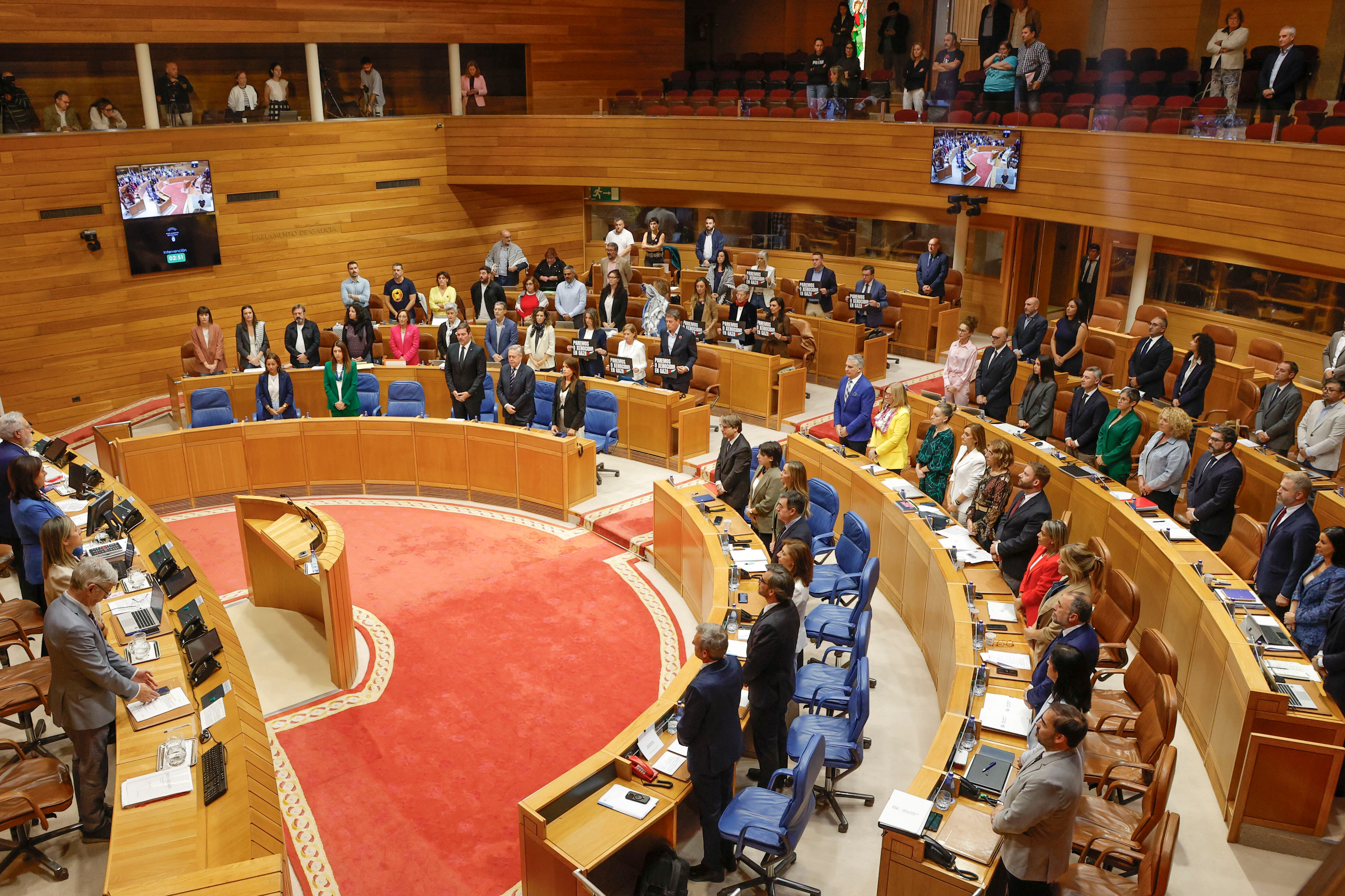 SANTIAGO DE COMPOSTELA, 24/09/2024.- El pleno del Parlamento de Galicia guarda un minuto de silencio por las víctimas del genocidio en Gaza, hoy miércoles en Santiago de Compostela. EFE/Lavandeira jr