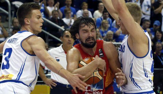 Llull protege un balón de los jugadores islandeses