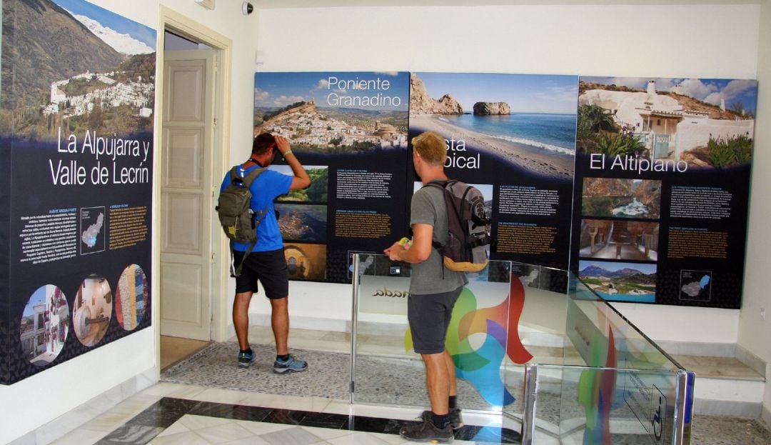 Turistas en una oficina del Patronato Provincial de Turismo de Granada