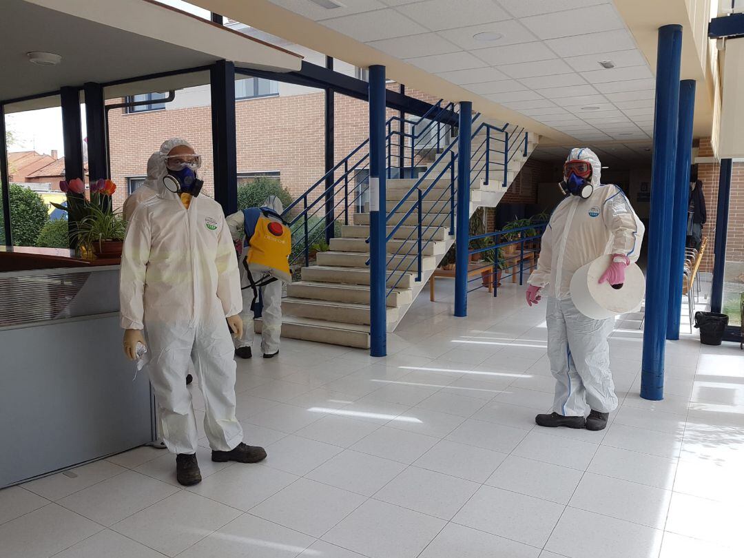 Trabajadores de GEACAM desinfectando una residencia de mayores