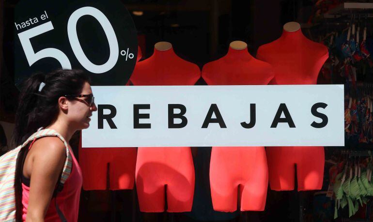 Rebajas de verano en un comercio de Valladolid