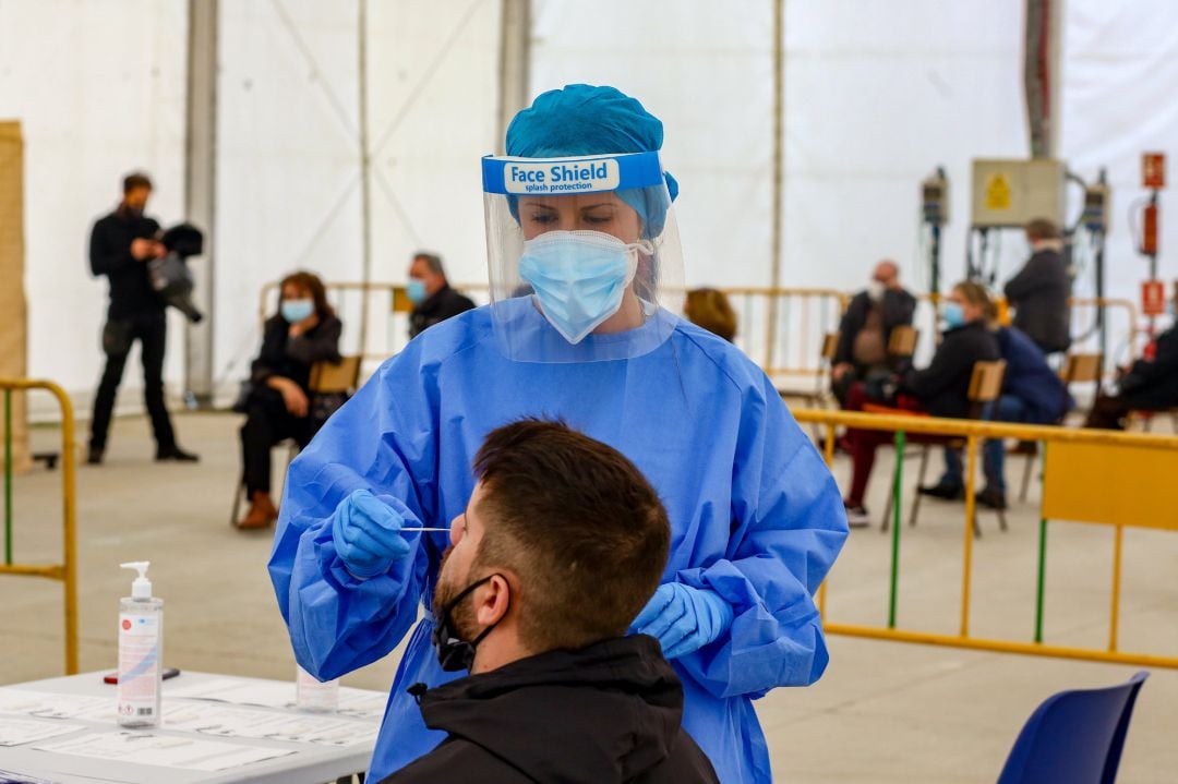 Una sanitaria realiza un test de antígenos en Collado Villalba