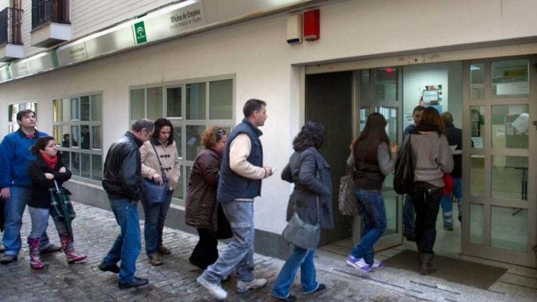 Las cifras de desempleo han bajado en diciembre en la provincia, pero se mantienen más de 200 mil personas sin encontrar trabajo.