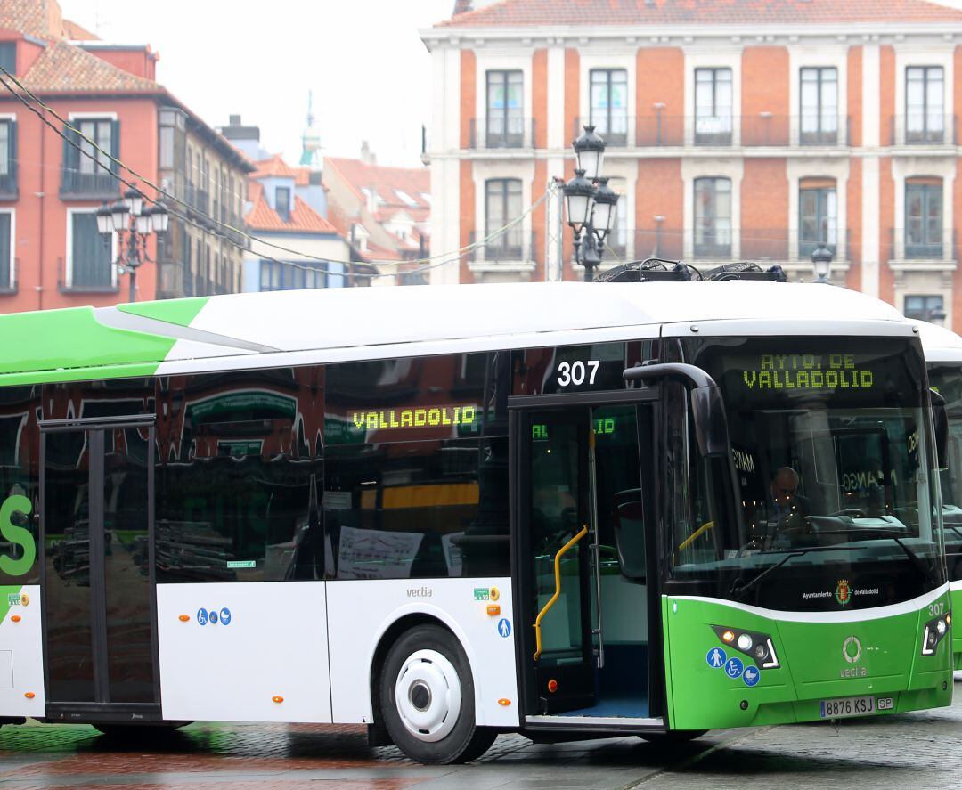 Autobuses en la Plaza Mayor (Foto de archivo)
