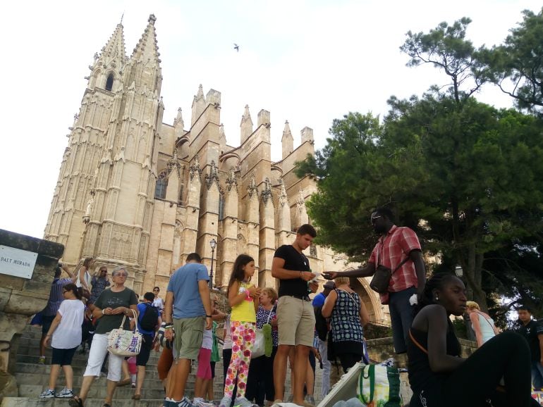 Turistas frente la Catedral de Palma