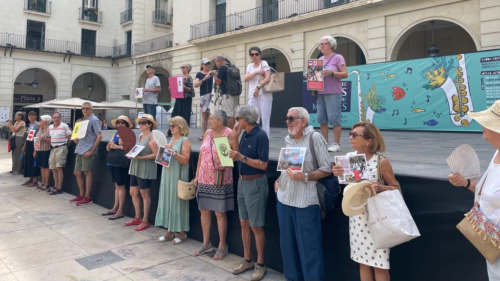 Plataforma Salvem les Melias, manifestándose ante el ayuntamiento de Alicante