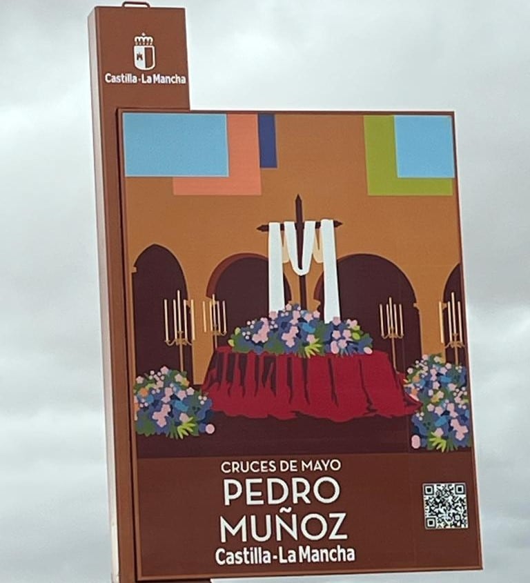 Cartel erróneo instalado a la entrada de Pedro Muñoz en el que se publicitan las cruces de mayo como fiesta del municipio