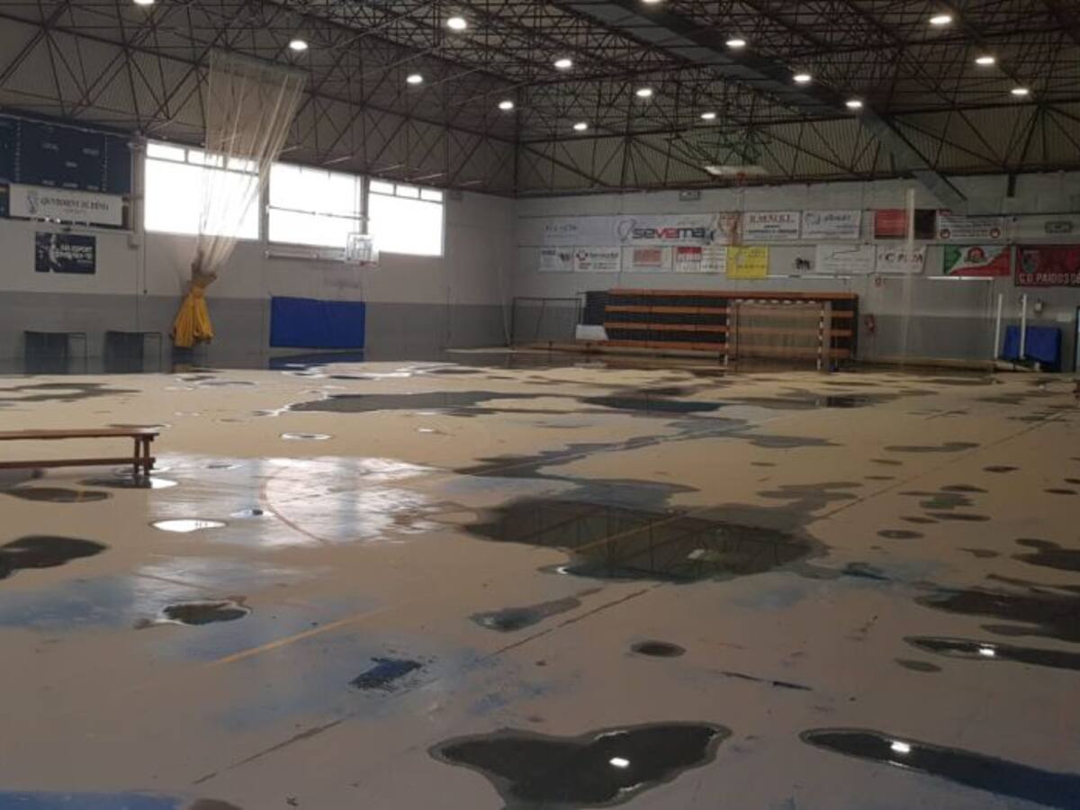 La lluvia provoca destrozos materiales en el pabellón municipal de Dénia