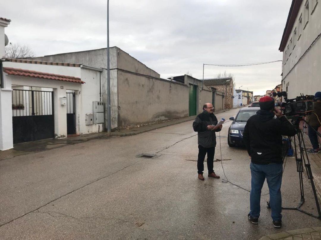 Así está la calle donde se produjo el asesinato machista en La Puebla de Almoradiel