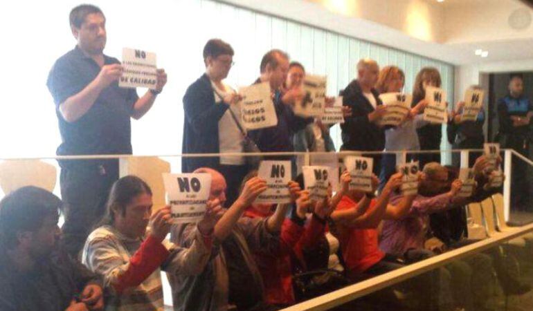 Imagen de la protesta de los trabajadores en el Pleno de Leganés