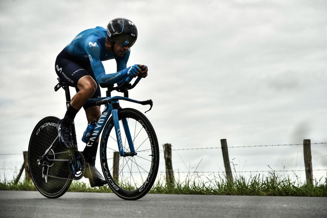 Mikel Landa se ha caído en la caída masiva a 15 kilómetros del Alto Puig 