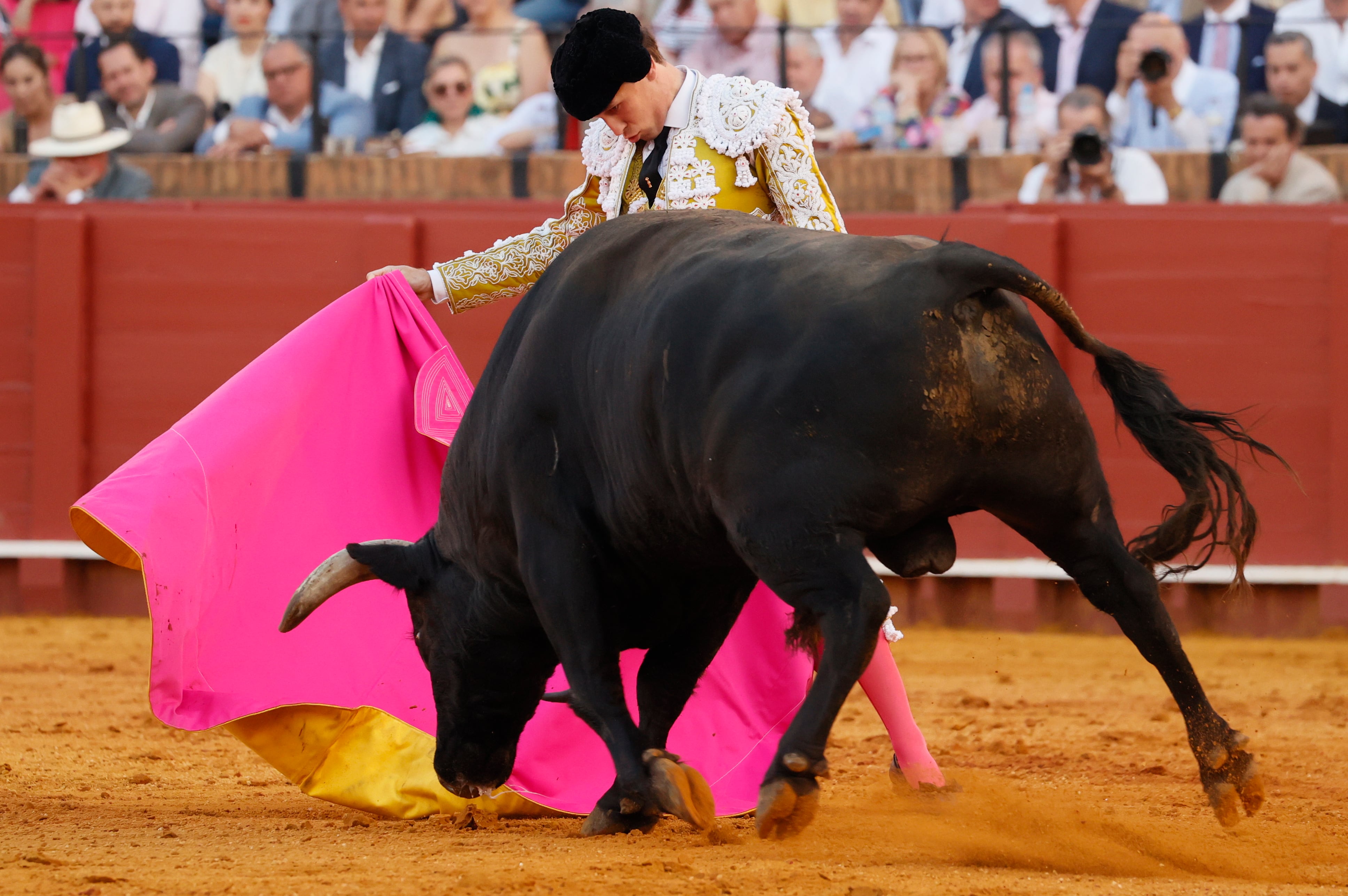 SEVILLA, 16/04/2024.- El diestro Ginés Marín con su segundo toro de la tarde durante el festejo de la Feria de Abril celebrado este martes en La Real Maestranza, en Sevilla, con toros de Garcigrande. EFE/José Manuel Vidal
