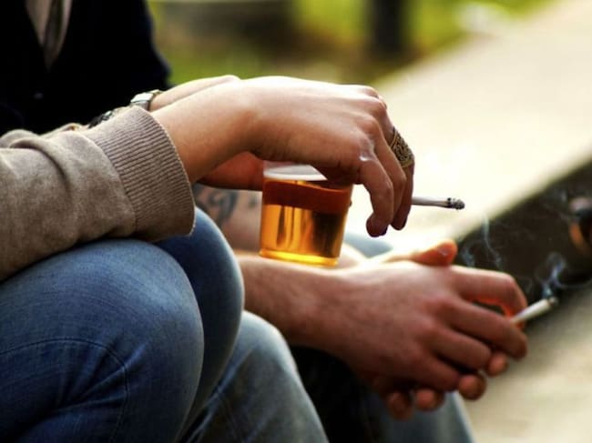 Jóvenes con una cerveza y un cigarro