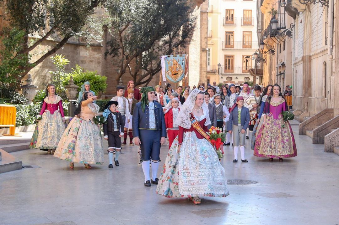 Imagen de archivo de una ofrenda a la Virgen de los Desamparados