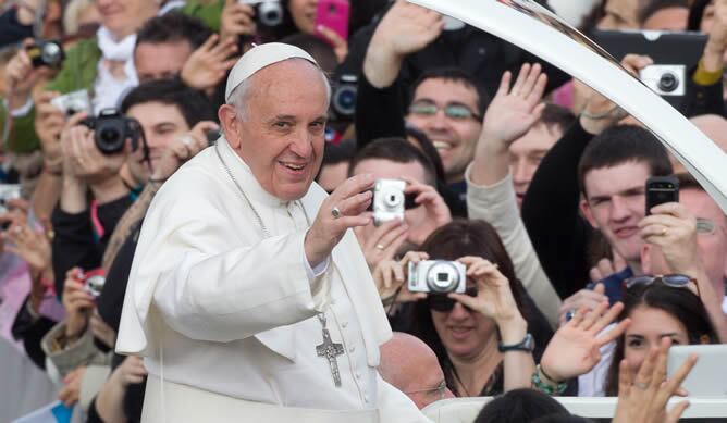 El papa Francisco saluda a los fieles congregados en la Plaza de San Pedro del Vaticano