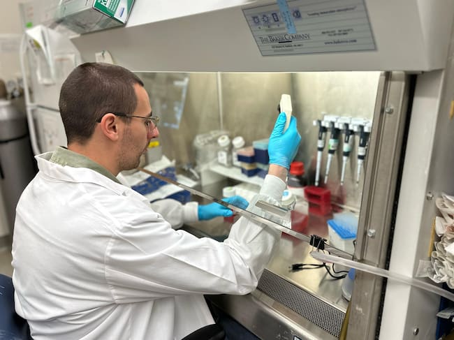 Carlos Anerillas en su laboratorio