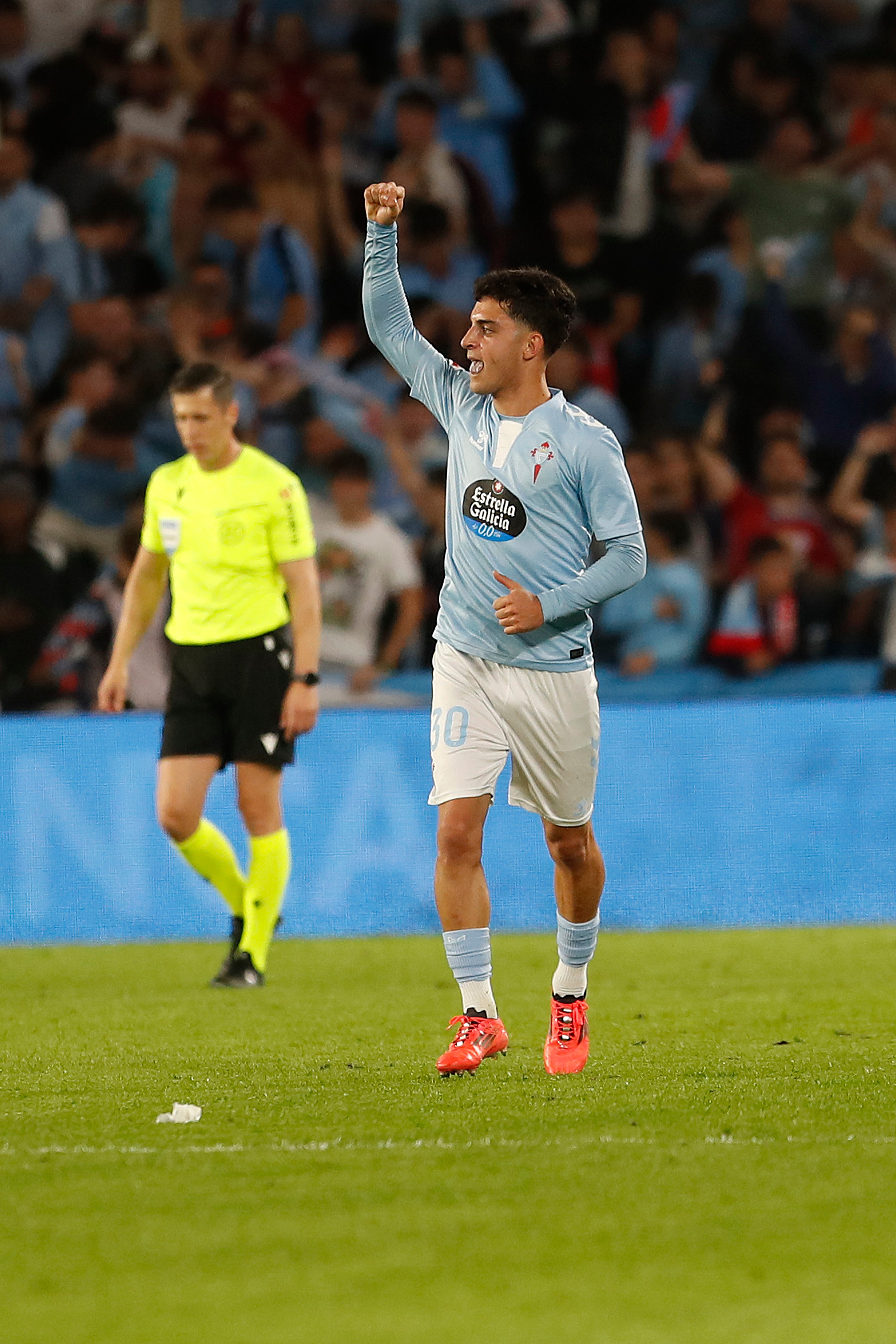 Vigo (Pontevedra), 23/11/2024.- El delantero del Celta, Hugo Álvarez, celebra el segundo gol del equipo gallego durante el encuentro correspondiente a la jornada 14 de Laliga EA Sports que disputan hoy sábado Celta y FC Barcelona en el estadio Balaidos de Vigo. EFE / Salvador Sas.
