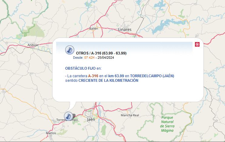La A-316 permanece con uno de sus carriles cortados al tráfico tras un accidente.