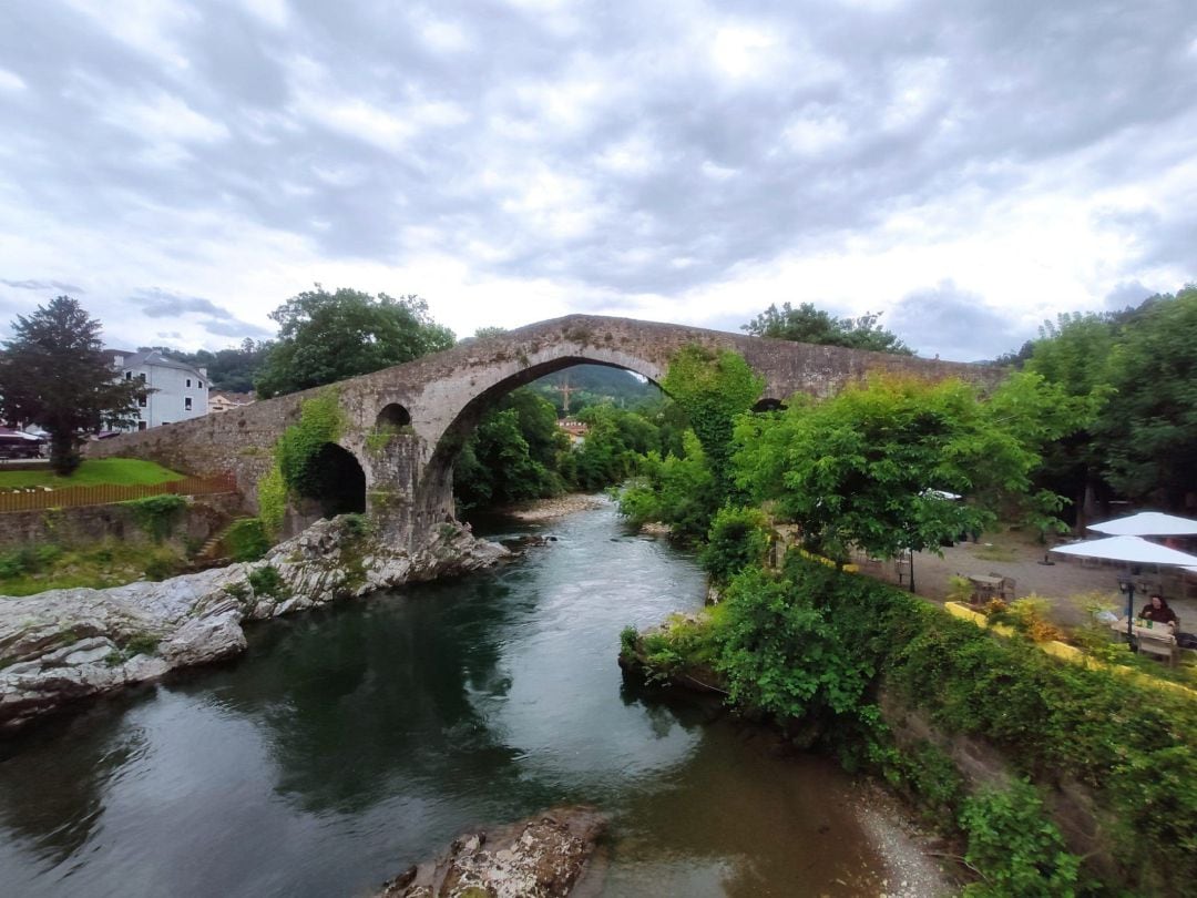 Vista del puente romano, sobre el río Sella a su paso por Cangas de Onís