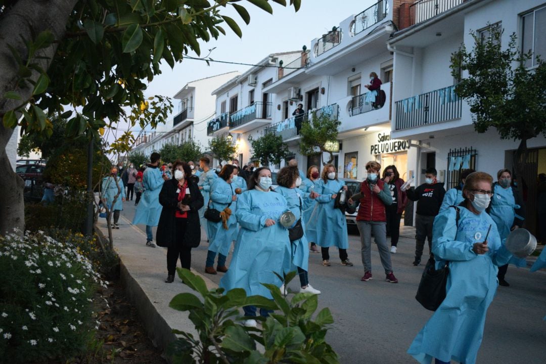 Los vecinos de Alozaina protesta por el cierre de la fábrica