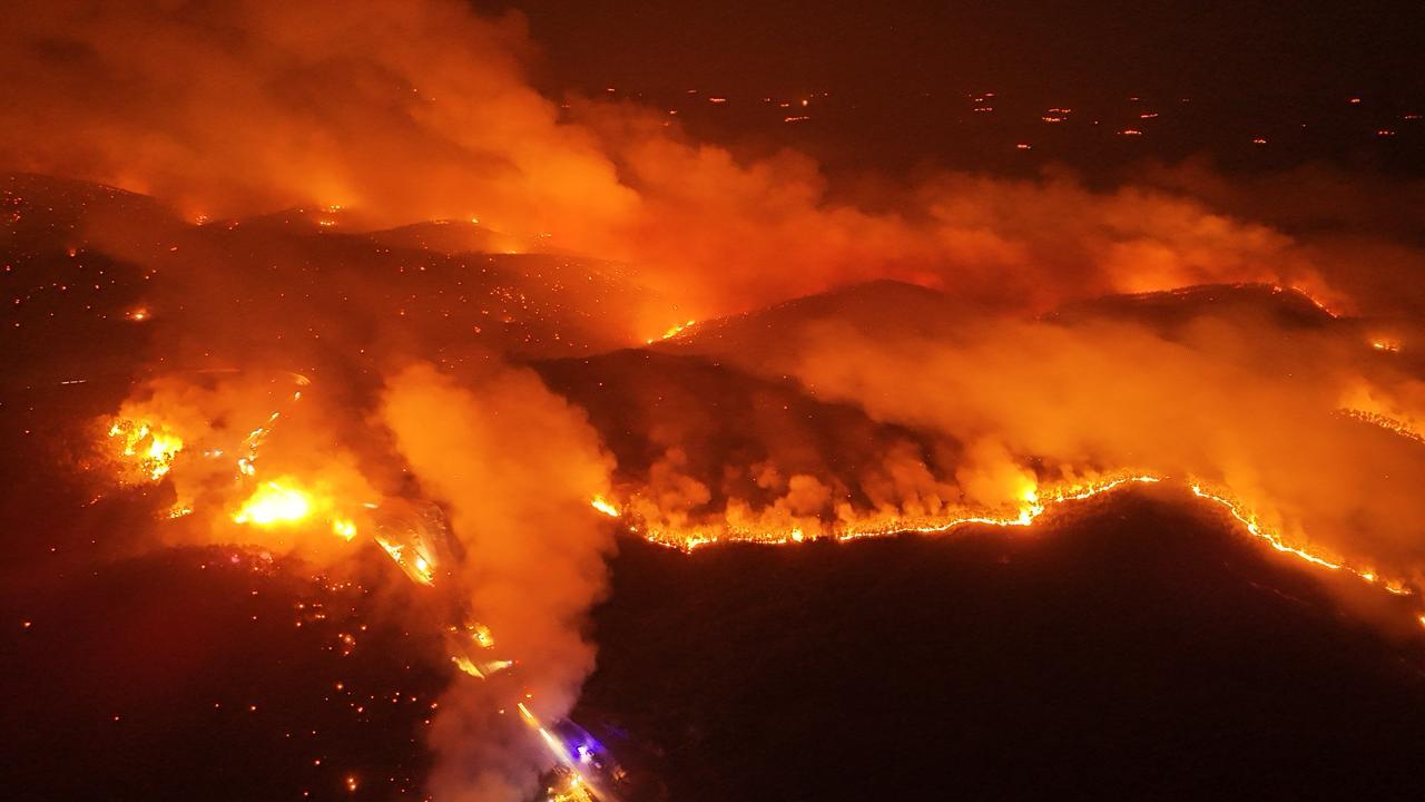 Una vista panorámica muestra las llamas de un incendio forestal en el distrito de Orhaneli de Bursa, Turquía, el 27 de julio de 2025. Cem San/Anadolu.