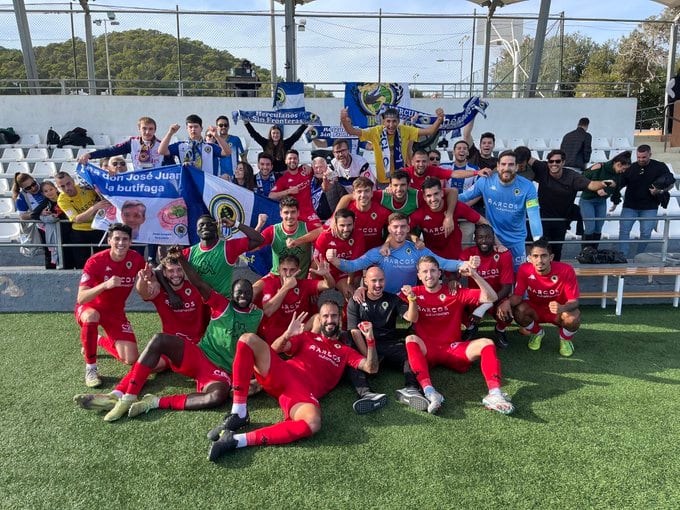 Los jugadores del Hércules celebran la victoria ante la Penya con los aficionados