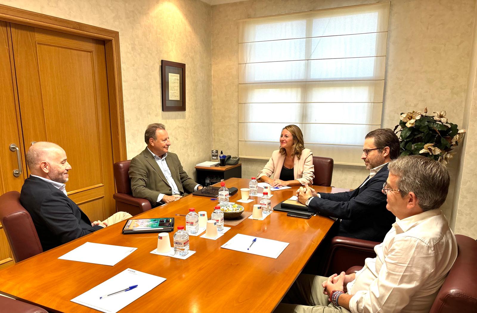 Ayuntamiento y ASCER se reúnen para fomentar el uso de la cerámica en Castellón.