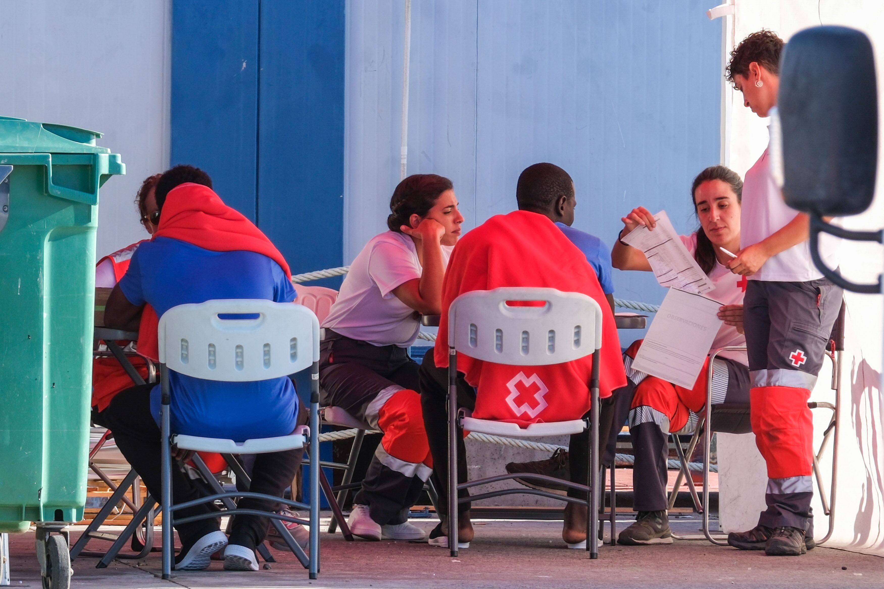 Salvamento Marítimo ha escoltado este jueves a un cayuco con 23 migrantes de origen subsahariano a bordo. EFE/ Alberto Valdés