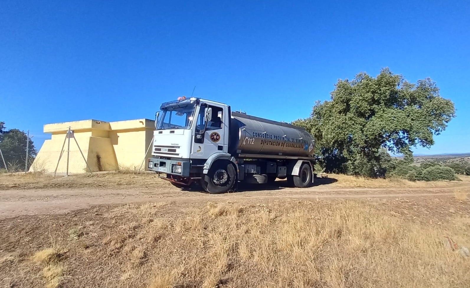 Camión cisterna de Diputación junto al depósito de un municipio de la zona