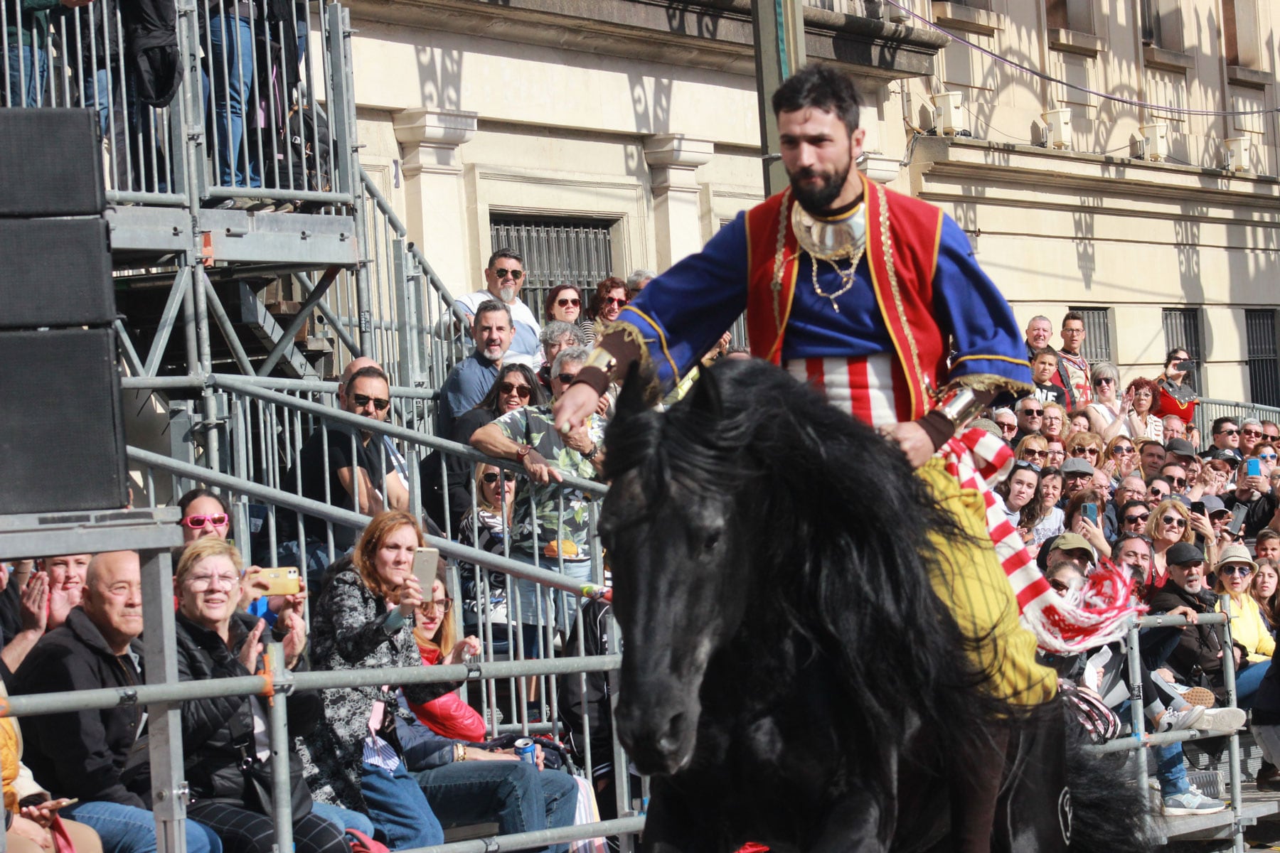 Pau Gisbert regresando veloz con el caballo para informar a los moros de la negativa de los cristianos.