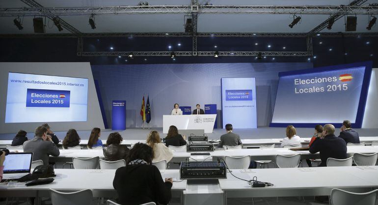 GRA014. MADRID, 23/05/2015.- La secretaria de Estado de Comunicación, Carmen Martínez Castro, y el subsecretario del Ministerio del Interior, Luis Aguilera, durante la rueda de prensa que han ofrecido esta mañana en el Centro de Datos instalado en el Pabellón 12 del Recinto Ferial de IFEMA, en Madrid, para informar sobre el dispositivo previsto y los horarios de las comparecencias ante los medios con motivo de las Elecciones Locales 2015, que se celebrarán el domingo 24 de mayo. EFE/Alberto Martín