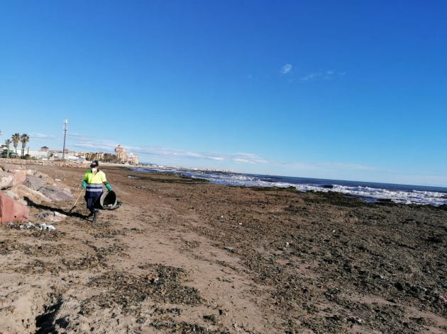 Servicios de limpieza en la playa de Patacona