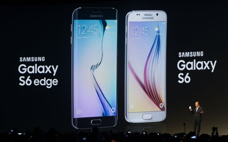 El CEO de Samsung JK Shin presenta el Samsung Galaxy S6 en el Mobile World Congress de Barcelona