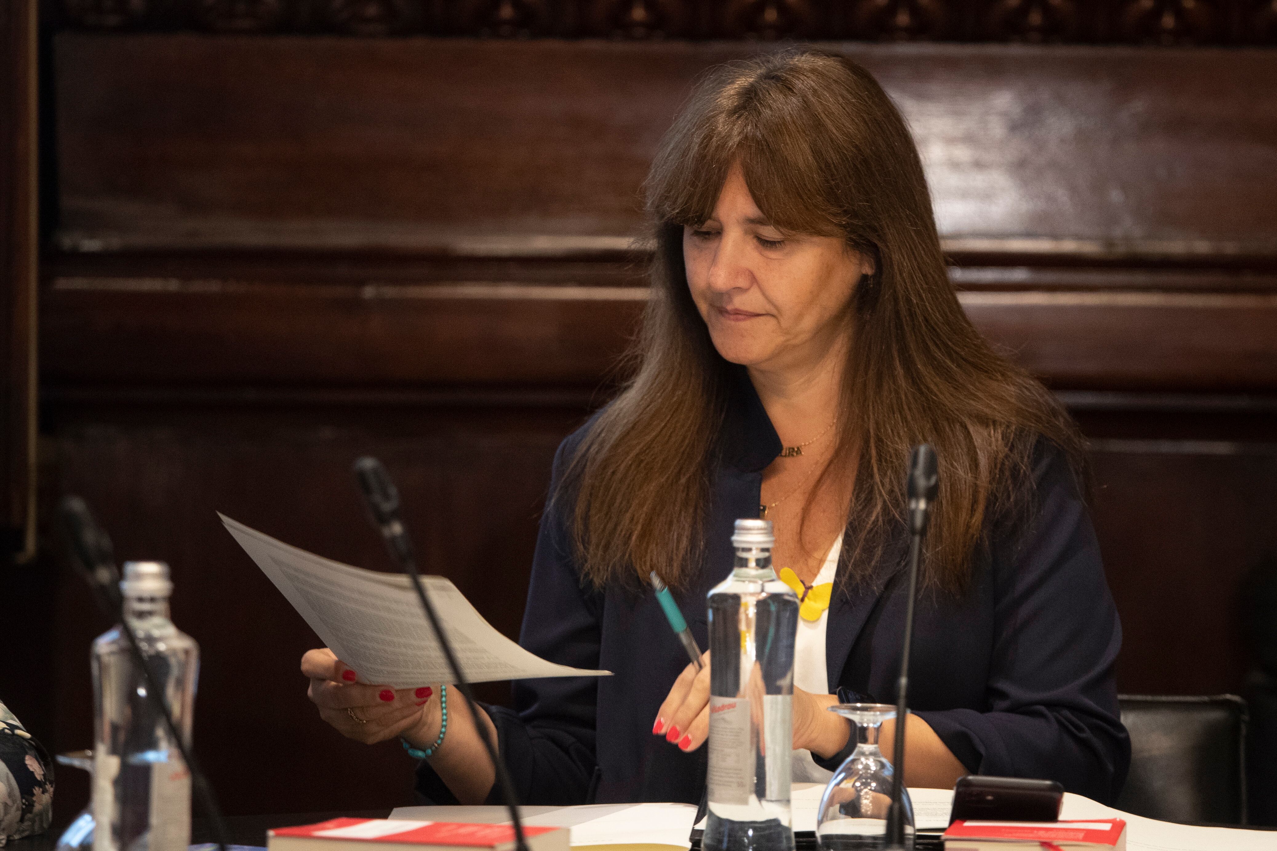 GRAFCAT206 BARCELONA 28/07/2022.- La presidenta del Parlament, Laura Borràs, presidió hoy la reunión de la Mesa ampliada del Parlament convocada esta mañana para tratar la propuesta de modificación de los Estatutos del Régimen y el Gobierno Interiores de la cámara catalana sobre la eliminación de las licencias por edad. EFE/Marta Perez
