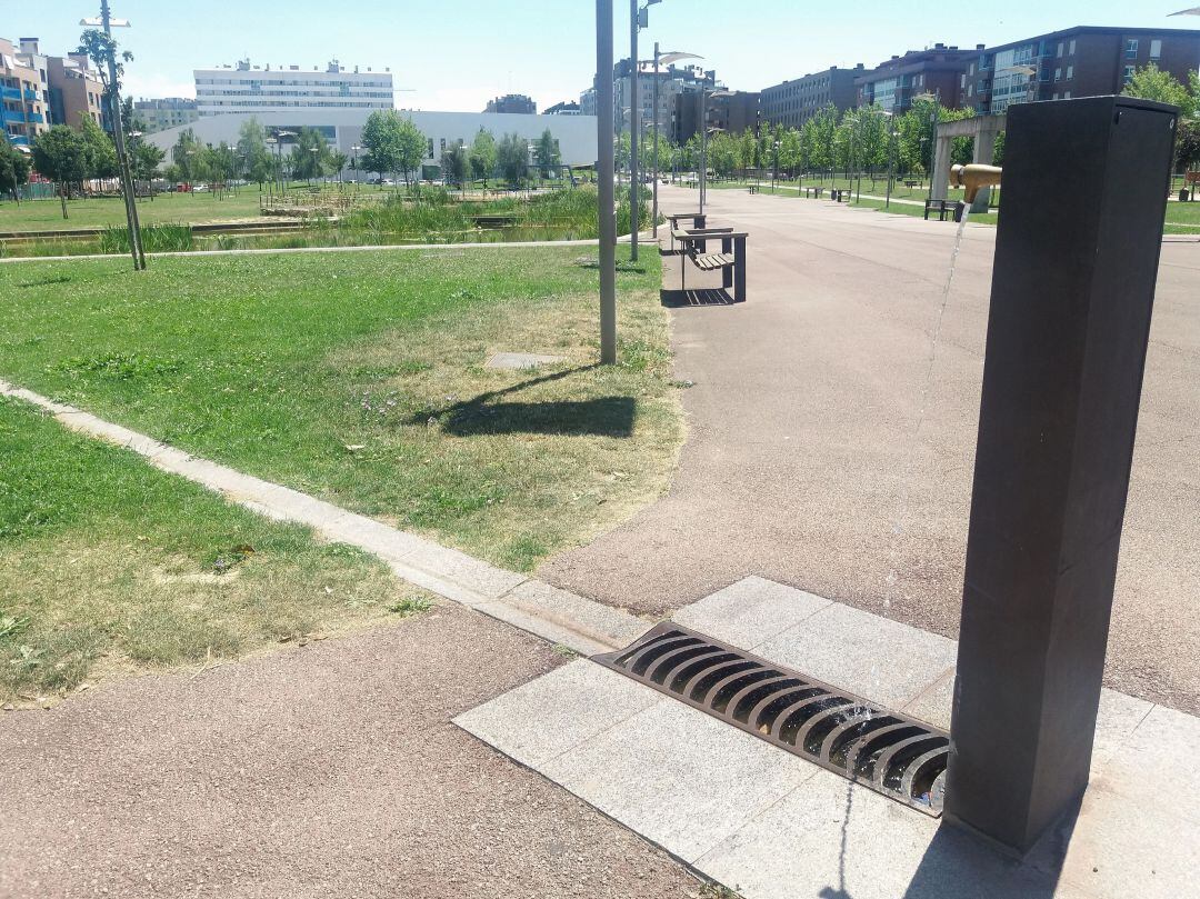 Una fuente vuelve a dar agua en un parque de Salburua
